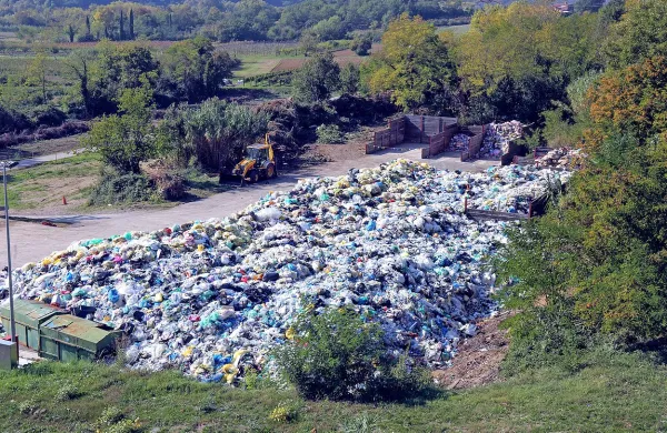 V normalnih okoliščinah v zbirnem centru Dragonja mešano 
odpadno embalažo skladiščijo v ogradi na zgornji desni strani 
slike. Zdaj jo je na njihovem dvorišču vsaj za deset takšnih 
ograd.   