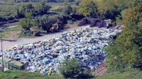 V normalnih okoliščinah v zbirnem centru Dragonja mešano 
odpadno embalažo skladiščijo v ogradi na zgornji desni strani 
slike. Zdaj jo je na njihovem dvorišču vsaj za deset takšnih 
ograd.   