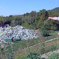 V  zbirnem centru Okolja Piran   količina neprevzete mešane embalaže že za desetkrat presega  skladiščne zmogljivosti. Na fotografiji je Drago Benčič, vodja zbirnega centra Dragonja.