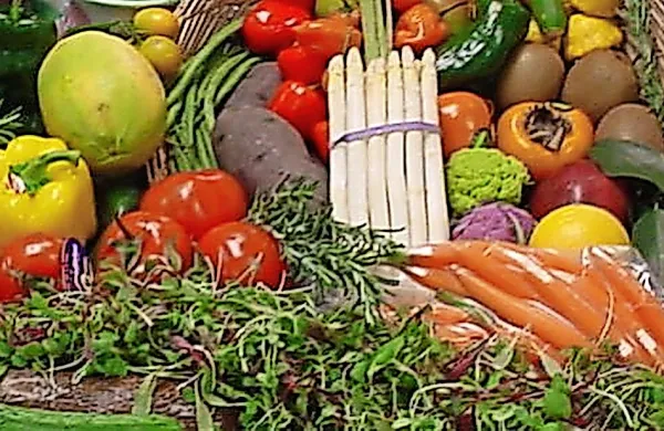 Primorci glede na preostalo prebivalstvo bolj redno uživajo svežo 
zelenjavo in sadje.  