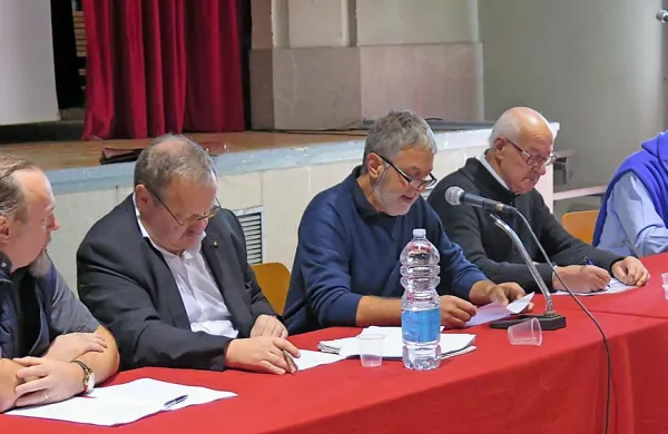 Sodbo so predstavili (z leve): predsednik agrarne skupnosti v Tržaški pokrajini Iztok Sancin, odvetnik Peter Močnik, bivši predsednik openskega jusa Drago Vremec, predsednik openskega jusa Vladimir 
Vremec in podpredsednik Državne konzultne skupne lastnine Karlo Grgič.