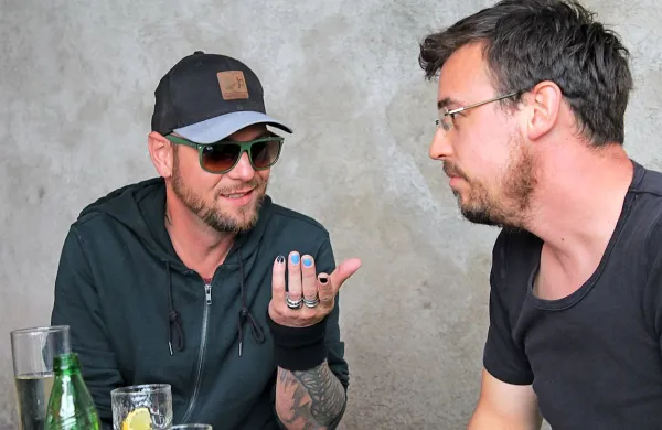 Brata Meglič med  intervjujem: pevec in kitarist  Tomi (levo) in bobnar Boštjan  