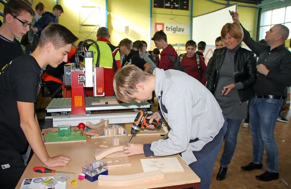 Prednost bazarja je, da šolarji informacije in napotke o  programih in  poklicih dobijo tudi od  le nekaj let starejših vrstnikov. 