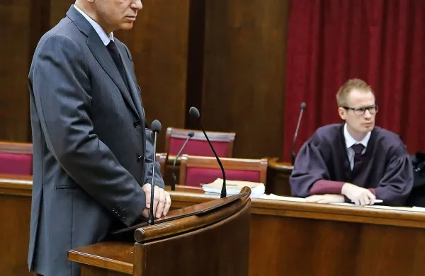 Andrej Lovšin (levo) in njegov odvetnik Dean Babič se ne strinjata z umikov tožbe, pričakujeta 
vsebinsko odločitev sodišča.