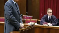 Andrej Lovšin (levo) in njegov odvetnik Dean Babič se ne strinjata z umikov tožbe, pričakujeta 
vsebinsko odločitev sodišča.