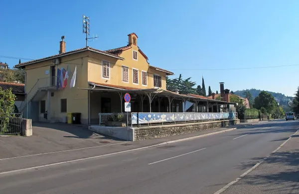 Nad nekdanjo gostilno je kabinet župana in sejna soba, po prenovi 
bodo tudi pisarne za občinske organe in direktorja občinske 
uprave.