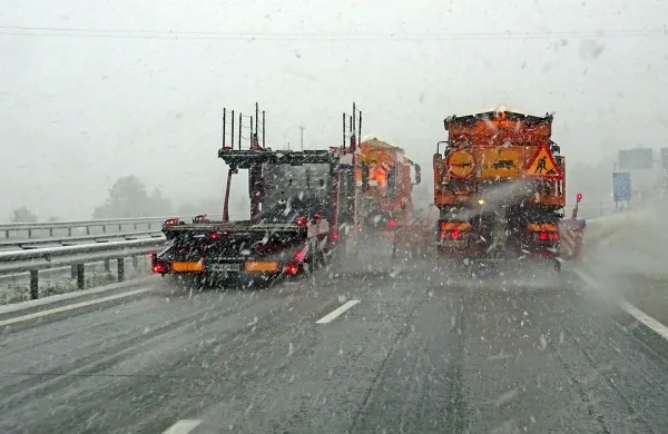 Čeprav so temperature še razmeroma visoke, se lahko v tem 
letnem času vreme spremeni zelo hitro in povzroči velike težave v 
prometu.