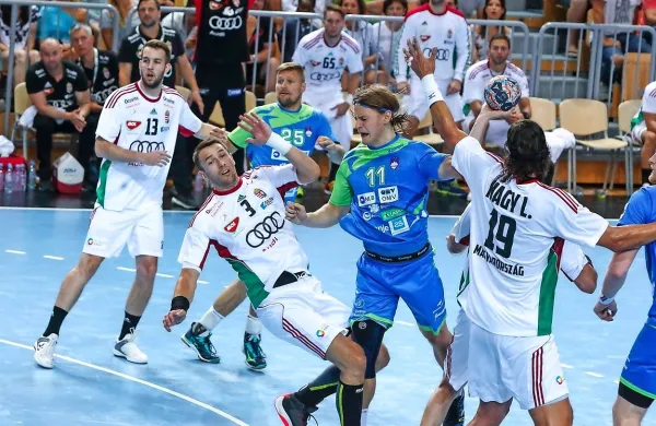 Kapetan Jure Dolenec (z žogo) bo soigralce danes poskušal 
popeljati do zmage nad Latvijo. 