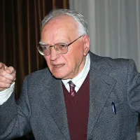  Alojz Rebula se je Mussoliniju maščeval “s čim lepšo, večbarvno in 
hrustljavo slovenščino”.
