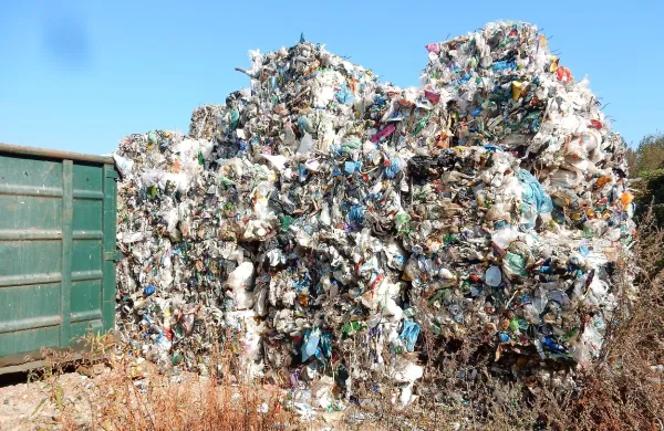 Izvajalci  komunalne javne službe na Primorskem  razmere še obvladujejo, a z velikimi napori. Na fotografiji 
so balirani kupi neprevzete odpadne embalaže na dvorišču Komunalno stanovanjskega podjetja Sežana.   

