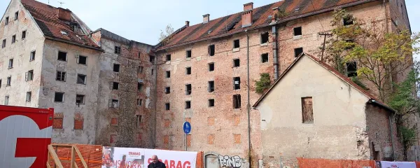 Cukrarna    z južne strani - Dragotin Kette in Josip Murn sta umrla v drugem nadstropju skrajno desno, v sosednjih sobah, prvi leta 1899, drugi dve leti zatem.    