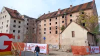 Cukrarna    z južne strani - Dragotin Kette in Josip Murn sta umrla v drugem nadstropju skrajno desno, v sosednjih sobah, prvi leta 1899, drugi dve leti zatem.    