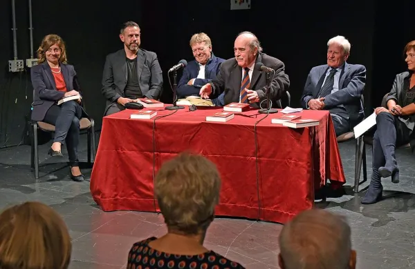Košutovo novo knjigo in zgodovino Slovenskega stalnega gledališča so v Kulturnem domu v Trstu prelistali (z leve) Nadia Roncelli, 
Danijel Malalan, Marjan Kravos, Miroslav Košuta, Saša Rudolf in Maja Blagovič.   