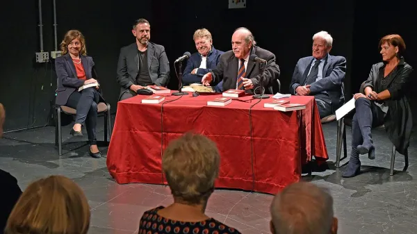 Košutovo novo knjigo in zgodovino Slovenskega stalnega gledališča so v Kulturnem domu v Trstu prelistali (z leve) Nadia Roncelli, 
Danijel Malalan, Marjan Kravos, Miroslav Košuta, Saša Rudolf in Maja Blagovič.   