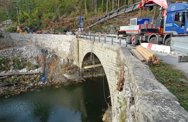  Podporni zid so dokončali, zdaj z injektiranjem utrjujejo še 
škofeljski most. Promet čezenj naj bi stekel do sredine novembra.  