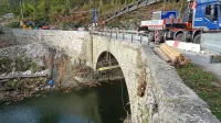  Podporni zid so dokončali, zdaj z injektiranjem utrjujejo še 
škofeljski most. Promet čezenj naj bi stekel do sredine novembra.  