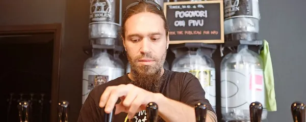Dimitrij Jurišič z ekipo - Anjo Gregorich, Luko Bevkom in Patrikom Kocjančičem - vabi vsak torek na pogovore o pivu.

