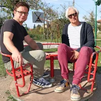Igralec Primož Forte (levo) in dramatik Rok Vilčnik sta se na 
predstavo pripravljala v Povirju na Krasu. In se med pogovorom 
za naš časopis še malo zavrtela.  