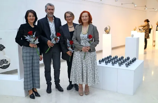 Anamarija Stibilj Šajn, Gregor Maver, Tanja Krstov in Ana Hanzel (z leve) na razstavi SEMsiJE v Kosovelovem domu.