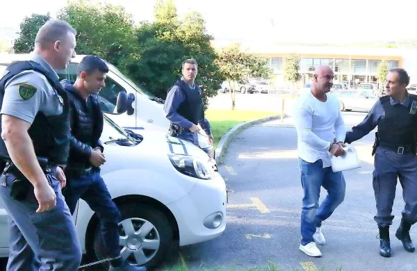 Senat koprskega okrožnega sodišča je včeraj Eltona Shkurtija (drugi z leve) in Valona Hoxhaja (drugi z desne) oprostilo očitkov, da sta 
še z drugimi izsiljevala izolskega gostinca.