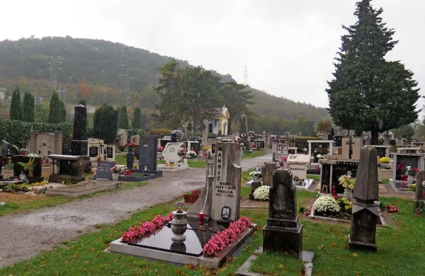 Na sežanskem pokopališču žarni pokopi nadomeščajo klasične. 