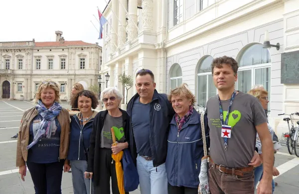 Civilna iniciativa Piran-Pirano (z leve): Nevenka Kavčič, Romana Kačič, Vilma Zacchigna, Davorin 
Petaros, Marie Sabljak  in Luka Čibej