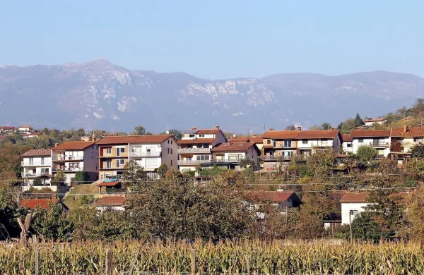 Naslednji  zaselek, od koder naj bi odplake  tekle do čistilne 
naprave, je skupek novejših hiš Korp.  