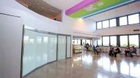 Kabinet za rehabilitacijo srčnih bolnikov bo imel vhod iz avle, kjer 
je zdaj steklena pregradna stena. 