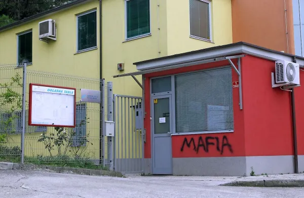 Izvedenka je povedala, da Nataša Fabris ni bila upravičena do izplačila dobička, ampak da bi ga morala 
vrniti solastnikom kotlovnice. Ti so pred petimi leti svoj gnev izražali tudi z grafiti na stavbi kotlovnice.    

