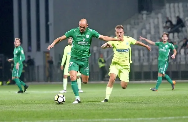 Branilci pokalne lovorike iz ljubljanske Olimpije (v zelenih dresih) 
so v četrtfinalu preskočili Koprčane.