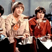 Micky Dolenz (prvi z desne)  je bil član glasbene skupine Monkees. 
Njegov oče George, ki  se je rodil v  Trstu, je v Hollywoodu  igral 
šarmantne Evropejce.  