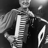 Ameriški kralj polke Frankie Yankovic - njegovi predniki so s Krasa 
- je prejel dve zlati plošči še pred Frankom Sinatro.