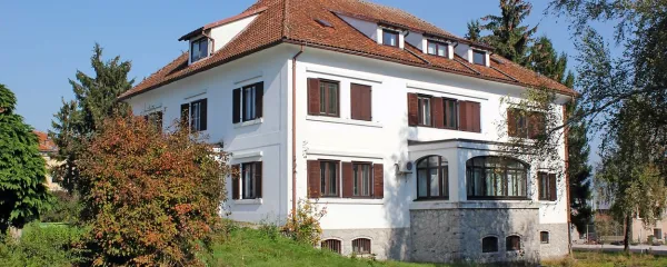 V danes prazni Windischgrätzovi vili je po njenem podržavljenju po 
drugi svetovni vojni šest let deloval Mladinski dom Toneta Tomšiča 
za vojne  sirote, kasneje pa je bila desetletja sedež vodstva podjetja 
Javor Pivka. 