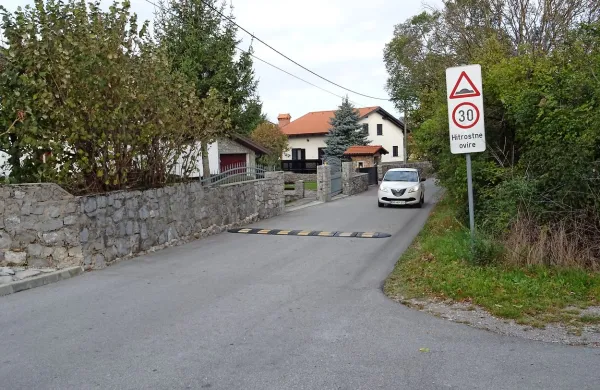 Plastične hitrostne ovire v Dolnjih Ležečah bodo odstranili in  
namesto njih postavili štiri asfaltne. 