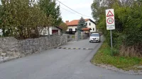 Plastične hitrostne ovire v Dolnjih Ležečah bodo odstranili in  
namesto njih postavili štiri asfaltne. 