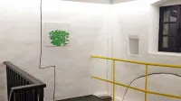 V Galeriji Rika Debenjaka je slikarka Nina Čelhar iz Pivke na ogled postavila izbor slik z motivi  hiš in narave.