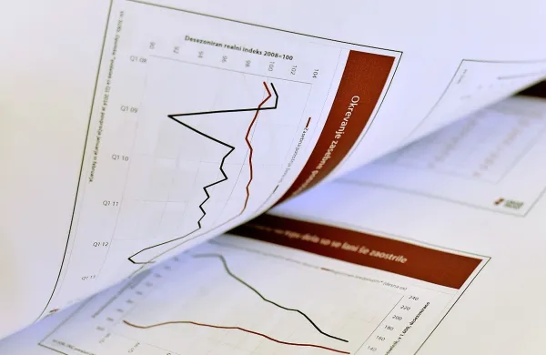 Javnofinančni primanjkljaj v območju evra in v EU se je v drugem četrtletju letošnjega leta znižal in dosegel najnižjo točko v zadnjih 16 letih.