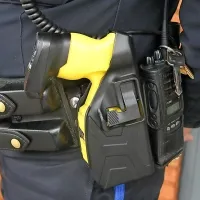 Paralizator bo policist tako kot pištolo nosil za pasom.