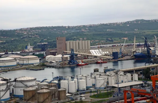 Terminal za tekoče tovore v pristanišču uporablja tudi Petrol.