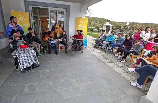 Denis Rosanda (s kitaro v roki) je  pripravil program za otroke, ki so 
preživeli počitnice  v Elerjih. 