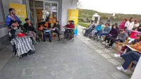 Denis Rosanda (s kitaro v roki) je  pripravil program za otroke, ki so 
preživeli počitnice  v Elerjih. 