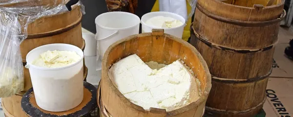 Kajmak v lesenem čebru