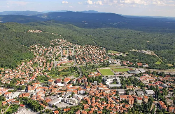 Medtem ko so sosednje občine z evropskim denarjem energetsko 
sanirale večino šol, zgradile nove vrtce in  kanalizacijo že v 
marsikatero  vas,  je sežanska vztrajala, da je kanalizacija, razen za 
velika naselja, neumnost,  sežanski vrtec je med energetsko 
najbolj potratnimi, jasličnega je zgradila z zadolževanjem.