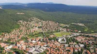 Medtem ko so sosednje občine z evropskim denarjem energetsko 
sanirale večino šol, zgradile nove vrtce in  kanalizacijo že v 
marsikatero  vas,  je sežanska vztrajala, da je kanalizacija, razen za 
velika naselja, neumnost,  sežanski vrtec je med energetsko 
najbolj potratnimi, jasličnega je zgradila z zadolževanjem.