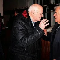 Miletu Korunu (v sredini) sta za predstavo Sveti mož čestitala in  ob  90. rojstnem dnevu  voščila tudi 
nekdanji predsednik republike Milan Kučan in njegova žena Štefka. 