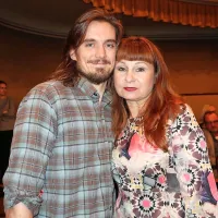 Klemen Janežič, ki to sezono v tržaškem teatru igra Hamleta, je 
objel Violeto Tomič, igralsko kolegico, ki je skočila v politiko. 