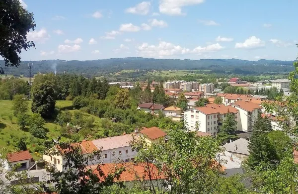 Marsikateri občan Ilirske Bistrice na pol v šali pove, da bi morali na 
kakšno izmed novih  krožišč v občini  postaviti  smerokaz proti 
Postojni, saj se je v zadnjih letih v to smer preselilo kar nekaj 
javnih služb in  podjetij. 