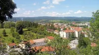 Marsikateri občan Ilirske Bistrice na pol v šali pove, da bi morali na 
kakšno izmed novih  krožišč v občini  postaviti  smerokaz proti 
Postojni, saj se je v zadnjih letih v to smer preselilo kar nekaj 
javnih služb in  podjetij. 