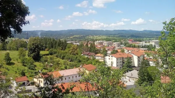 Marsikateri občan Ilirske Bistrice na pol v šali pove, da bi morali na 
kakšno izmed novih  krožišč v občini  postaviti  smerokaz proti 
Postojni, saj se je v zadnjih letih v to smer preselilo kar nekaj 
javnih služb in  podjetij. 