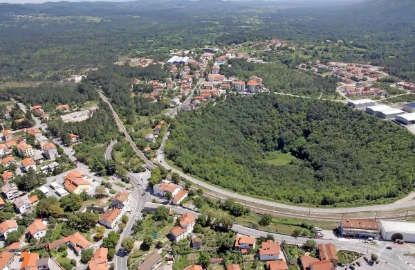  Središči občine, Hrpelje in Kozina, se vse bolj širita in privabljata 
nove prebivalce. 